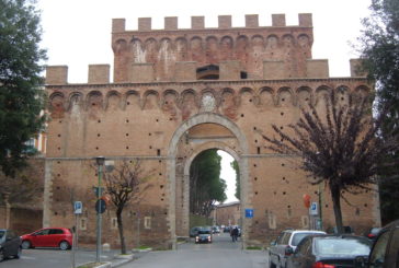 Chiuso e poi riaperto l’accesso di Porta Romana per caduta di mattoni