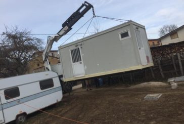 Chiusi consegna un container-bagno ad Amatrice