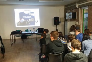 Polizia a scuola per parlare di stupefacenti