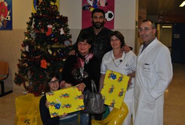 Francesco Arca porta i doni a Oncoematologia Pediatrica