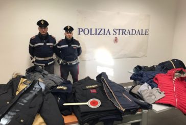 Merce contraffatta al mercato. Bloccato dalla Polizia