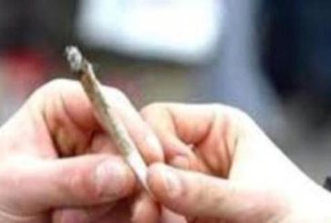 Due minorenni sorpresi dalla Polizia a fumare uno spinello