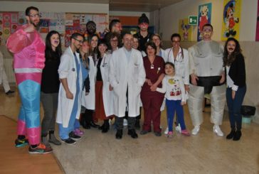 Giocatori della Mens Sana in Pediatria per Carnevale