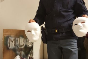 Tre uomini mascherati imbrattano le vie del centro. Uno denunciato