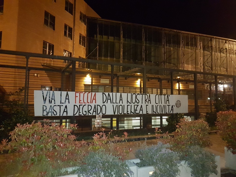 “Via la feccia dalla nostra città”: lo striscione rivendicato da CasaPound