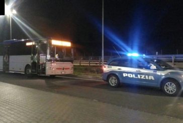 Corre all’impazzata con i pendolari sul bus: fermato dalla Polizia