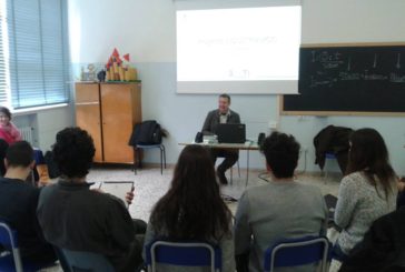Le tecnologie informatiche legate alle imprese spiegate agli studenti