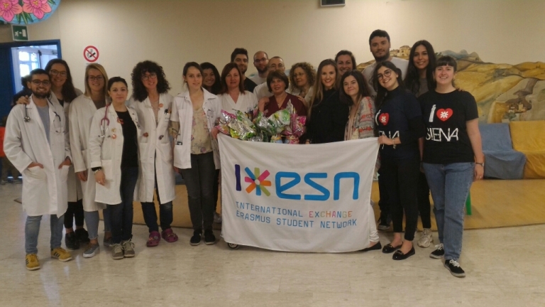 Studenti Erasmus donano uova di Pasqua ai piccoli della Pediatria