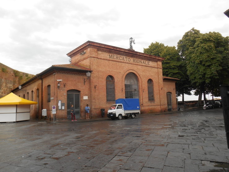 Mercatino di solidarietà a porta Camollia