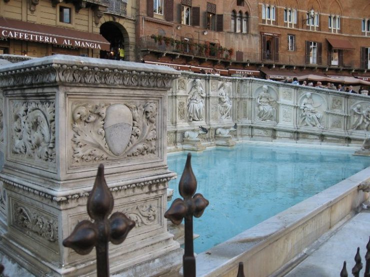 Fonte Gaia si tinge di viola per la giornata dei disturbi alimentari