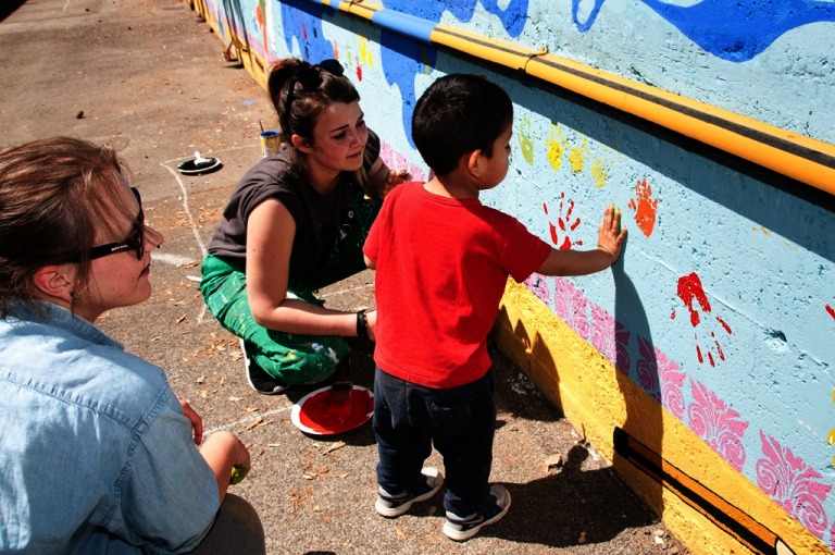 “Lo Scarabocchio” si colora con il murale delle ragazze del Liceo Artistico
