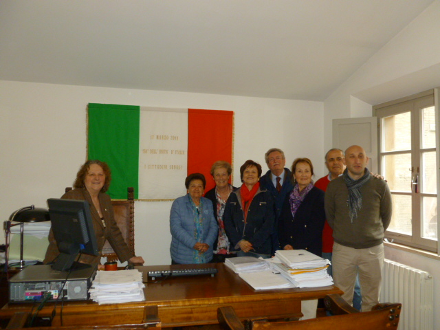 La bandiera donata dall’Auser nella sala di Ronchi