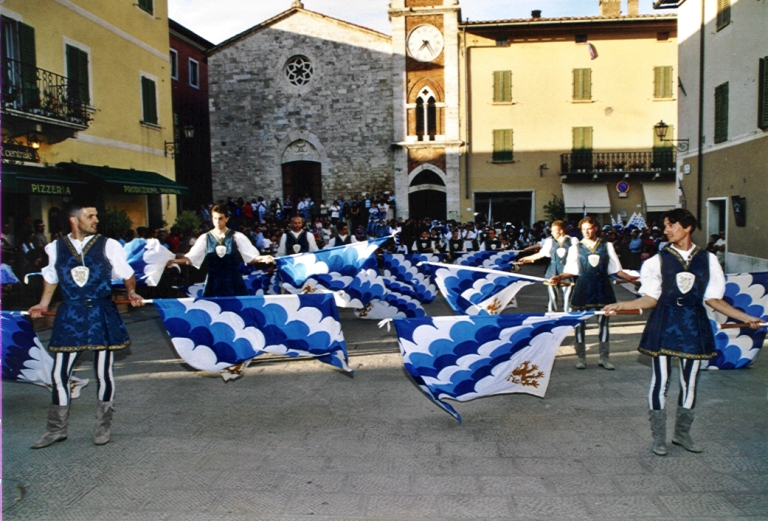 Emozioni, spettacolo, sapori e un delitto all’ombra del Grande Trabucco