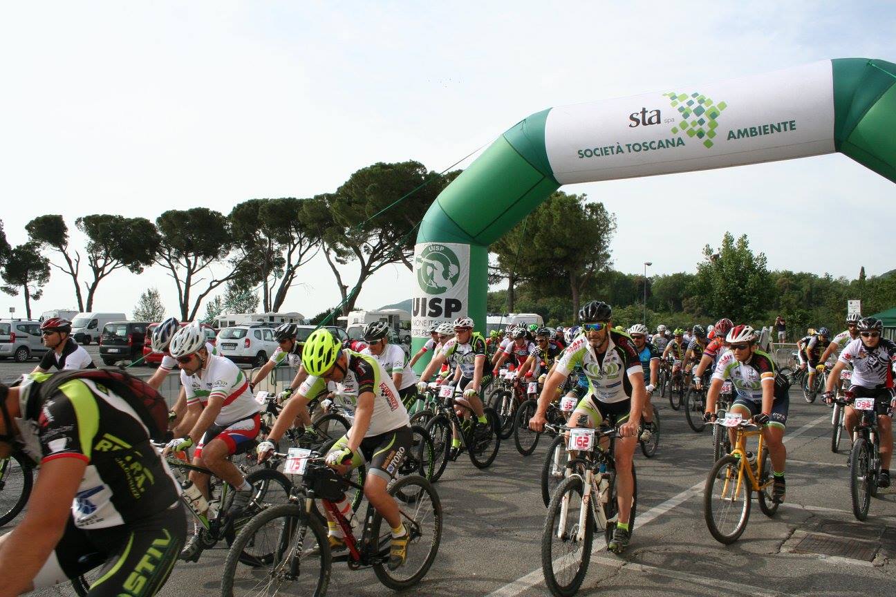 Cento mountain bike sul sentiero del Nobile