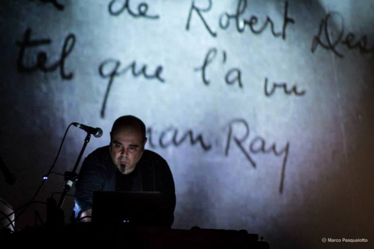 Teho Teardo in concerto a San Gimignano cerca 40 tra bassisti e chitarristi