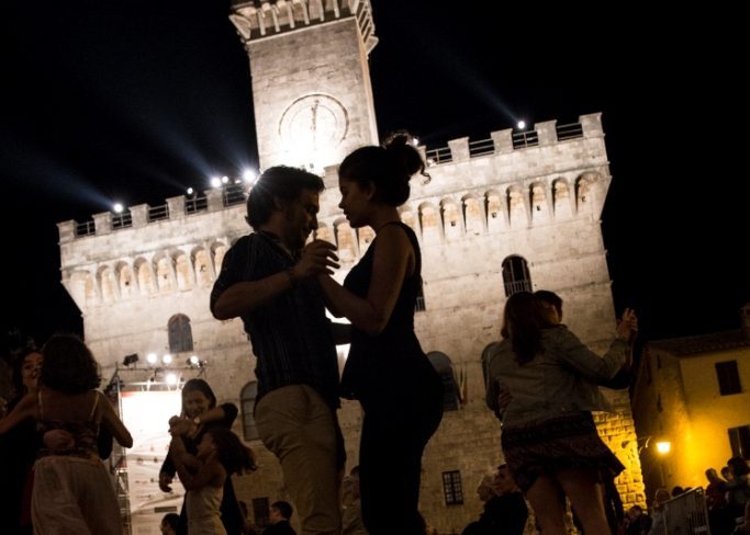 A mezzanotte i valzer in Piazza Grande per il Cantiere