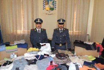 Sequestrati capi di abbigliamento contraffatti in centro a Siena