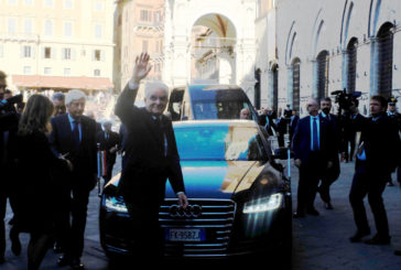 Applausi in piazza del Campo per il presidente Mattarella