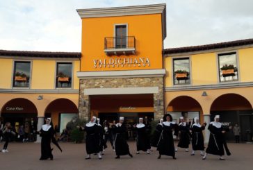 Sisters Act: la Filodrammatica in flash mob al Valdichiana Outlet Village