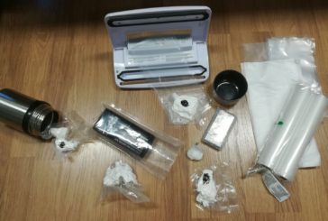 Nasconde la coca nel thermos del neonato: arrestato