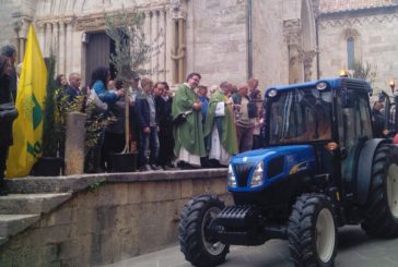 San Quirico d’Orcia si colora di giallo e benedice gli agricoltori