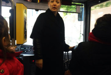 L’assessore Tarquini con i bambini dello scuolabus