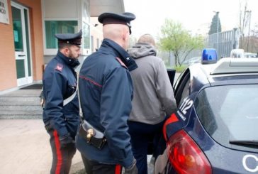 Ruba al supermercato e assale i vigilanti: 20enne denunciato dai Carabinieri