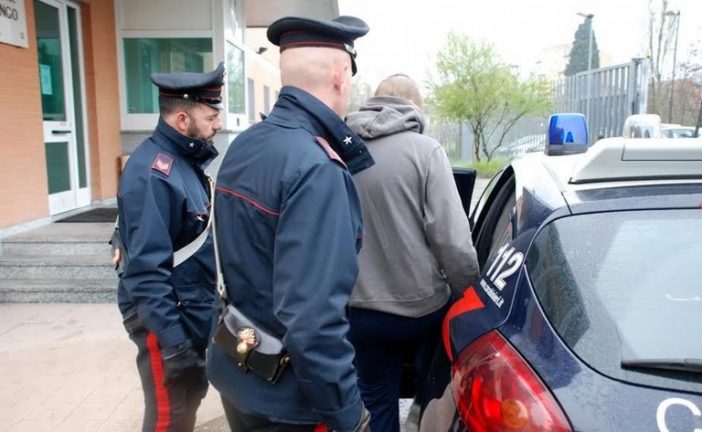 Mercato alla Lizza: i Carabinieri arrestano in flagranza due borseggiatrici