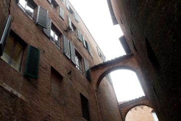 Sopralluogo della Scientifica in vicolo Monte Pio