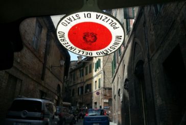 Auto sospetta, poliziotto attento: 2 denunciati per spaccio