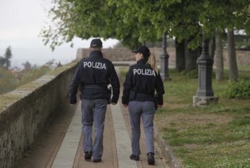 Ubriachi se la prendono con una guardia giurata di un supermercato