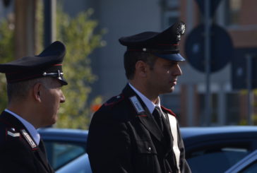 Straniero rovescia cassonetti e assale i Carabinieri: arrestato