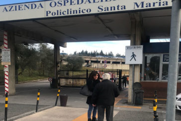 Tagli alla sanità, Nisini (Lega) protesta di fronte a Le Scotte