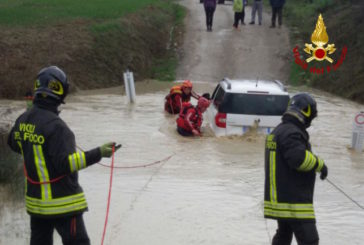 Bloccati nel guado con l’auto: salvati dai Vigili del fuoco