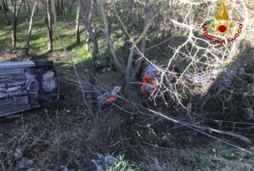 Auto fuori strada: due feriti estratti dai Vigili del fuoco