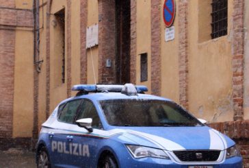 11 auto “bucano” nella buca: interviene la Polizia