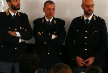 I poliziotti incontrano gli studenti per parlare dei pericoli della rete