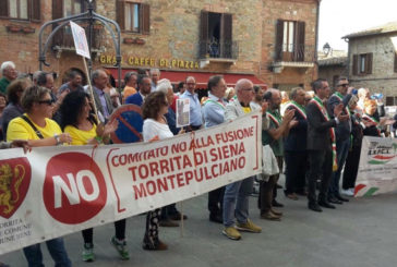 Sit-in di protesta a Torrita contro la fusione dei comuni