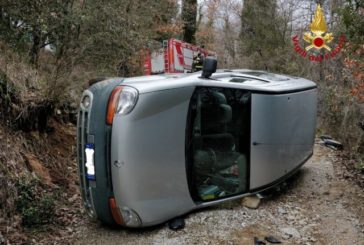 Capotta con l’auto e resta con un braccio sotto la vettura