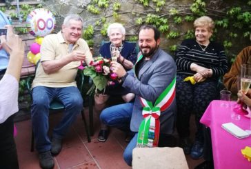 La centenaria Gina Provvedi festeggia con il sindaco Pescini