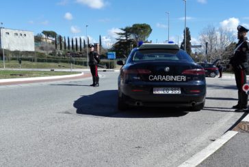 Ruba una borsetta. Scoperto dalle telecamere del locale