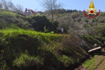 Si rovescia col trattore: morto un 83enne