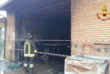 Fiamme in un’officina: intervengono i Vigili del Fuoco