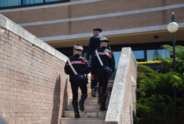 Comprano un telefonino rubato: denunciati dai Carabinieri