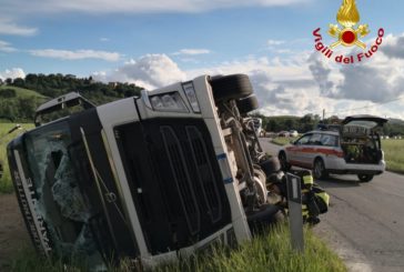 Camion si rovescia a Colle: ferito l’autista