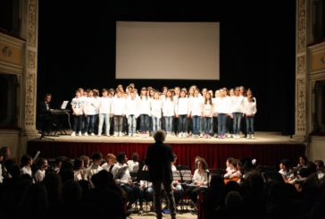 Al Teatro Poliziano, gli studenti delle scuole medie cantano la pace