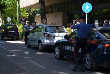 Scippa un’anziana e scappa. Ma lei prende la targa…