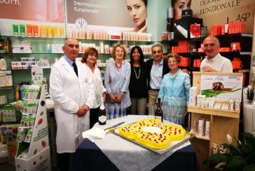La Farmacia Comunale 3 festeggia 10 anni con una torta