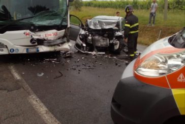 Auto contro bus in un frontale a Casetta