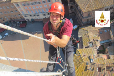 Esercitazione dei Vigili del fuoco sulla torre del Mangia